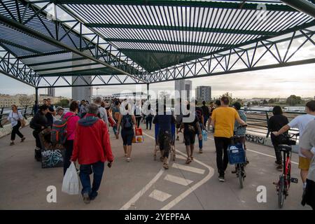 Desolation und Solidarität sind die beiden Begriffe, die die Überschwemmungen in Valencia definieren: Erschütternde Bilder von Straßen, die mit Schlamm überflutet wurden, und Autos, die sich aufgrund der Auswirkungen des DANA, des Sturms, der die Metropolregion Valencia verwüstete, übereinander stapelten. Desolación y solidaridad son las dos palabras que definen las inundaciones en Valencia: imágenes dantescas de calles anegadas por el lodo y coches apilados unos sobre otros por efecto de la DANA, la tormenta que devastó el área metropolitana de Valencia. News-Cronaca-Valencia, Spanien Freitag, 1. November 2024 (Foto: Eric Stockfoto