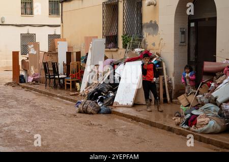 Desolation und Solidarität sind die beiden Begriffe, die die Überschwemmungen in Valencia definieren: Erschütternde Bilder von Straßen, die mit Schlamm überflutet wurden, und Autos, die sich aufgrund der Auswirkungen des DANA, des Sturms, der die Metropolregion Valencia verwüstete, übereinander stapelten. Desolación y solidaridad son las dos palabras que definen las inundaciones en Valencia: imágenes dantescas de calles anegadas por el lodo y coches apilados unos sobre otros por efecto de la DANA, la tormenta que devastó el área metropolitana de Valencia. News-Cronaca-Valencia, Spanien Freitag, 1. November 2024 (Foto: Eric Stockfoto