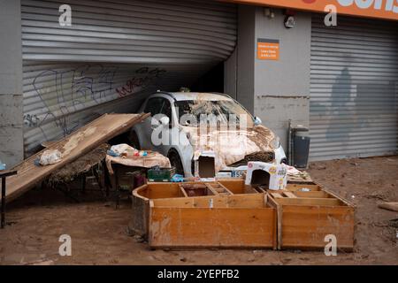 Desolation und Solidarität sind die beiden Begriffe, die die Überschwemmungen in Valencia definieren: Erschütternde Bilder von Straßen, die mit Schlamm überflutet wurden, und Autos, die sich aufgrund der Auswirkungen des DANA, des Sturms, der die Metropolregion Valencia verwüstete, übereinander stapelten. Desolación y solidaridad son las dos palabras que definen las inundaciones en Valencia: imágenes dantescas de calles anegadas por el lodo y coches apilados unos sobre otros por efecto de la DANA, la tormenta que devastó el área metropolitana de Valencia. News-Cronaca-Valencia, Spanien Freitag, 1. November 2024 (Foto: Eric Stockfoto