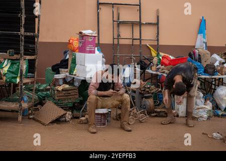 Desolation und Solidarität sind die beiden Begriffe, die die Überschwemmungen in Valencia definieren: Erschütternde Bilder von Straßen, die mit Schlamm überflutet wurden, und Autos, die sich aufgrund der Auswirkungen des DANA, des Sturms, der die Metropolregion Valencia verwüstete, übereinander stapelten. Desolación y solidaridad son las dos palabras que definen las inundaciones en Valencia: imágenes dantescas de calles anegadas por el lodo y coches apilados unos sobre otros por efecto de la DANA, la tormenta que devastó el área metropolitana de Valencia. News-Cronaca-Valencia, Spanien Freitag, 1. November 2024 (Foto: Eric Stockfoto