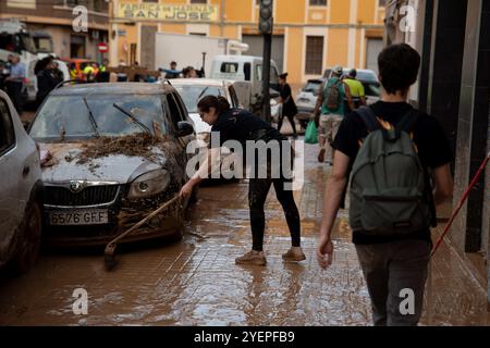 Desolation und Solidarität sind die beiden Begriffe, die die Überschwemmungen in Valencia definieren: Erschütternde Bilder von Straßen, die mit Schlamm überflutet wurden, und Autos, die sich aufgrund der Auswirkungen des DANA, des Sturms, der die Metropolregion Valencia verwüstete, übereinander stapelten. Desolación y solidaridad son las dos palabras que definen las inundaciones en Valencia: imágenes dantescas de calles anegadas por el lodo y coches apilados unos sobre otros por efecto de la DANA, la tormenta que devastó el área metropolitana de Valencia. News-Cronaca-Valencia, Spanien Freitag, 1. November 2024 (Foto: Eric Stockfoto