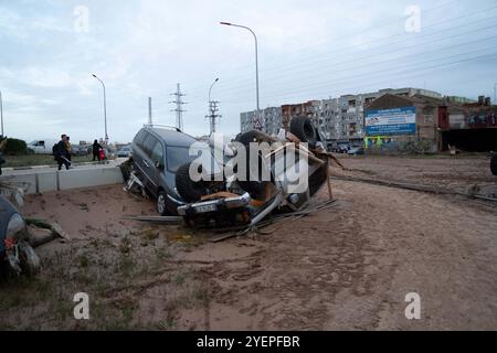 Desolation und Solidarität sind die beiden Begriffe, die die Überschwemmungen in Valencia definieren: Erschütternde Bilder von Straßen, die mit Schlamm überflutet wurden, und Autos, die sich aufgrund der Auswirkungen des DANA, des Sturms, der die Metropolregion Valencia verwüstete, übereinander stapelten. Desolación y solidaridad son las dos palabras que definen las inundaciones en Valencia: imágenes dantescas de calles anegadas por el lodo y coches apilados unos sobre otros por efecto de la DANA, la tormenta que devastó el área metropolitana de Valencia. News-Cronaca-Valencia, Spanien Freitag, 1. November 2024 (Foto: Eric Stockfoto