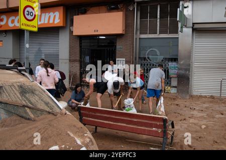 Desolation und Solidarität sind die beiden Begriffe, die die Überschwemmungen in Valencia definieren: Erschütternde Bilder von Straßen, die mit Schlamm überflutet wurden, und Autos, die sich aufgrund der Auswirkungen des DANA, des Sturms, der die Metropolregion Valencia verwüstete, übereinander stapelten. Desolación y solidaridad son las dos palabras que definen las inundaciones en Valencia: imágenes dantescas de calles anegadas por el lodo y coches apilados unos sobre otros por efecto de la DANA, la tormenta que devastó el área metropolitana de Valencia. News-Cronaca-Valencia, Spanien Freitag, 1. November 2024 (Foto: Eric Stockfoto