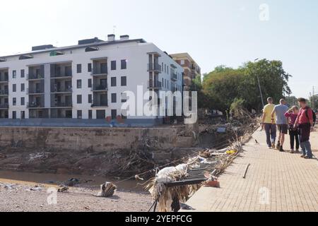 Die Folgen des Hurrikans Dana in Valencia, Spanien - Bewohner beobachten verheerende Folgen der Überschwemmungen in Valencia, Spanien Stockfoto