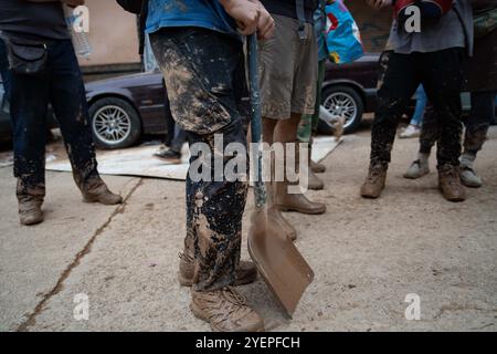 Desolation und Solidarität sind die beiden Begriffe, die die Überschwemmungen in Valencia definieren: Erschütternde Bilder von Straßen, die mit Schlamm überflutet wurden, und Autos, die sich aufgrund der Auswirkungen des DANA, des Sturms, der die Metropolregion Valencia verwüstete, übereinander stapelten. Desolación y solidaridad son las dos palabras que definen las inundaciones en Valencia: imágenes dantescas de calles anegadas por el lodo y coches apilados unos sobre otros por efecto de la DANA, la tormenta que devastó el área metropolitana de Valencia. News-Cronaca-Valencia, Spanien Freitag, 1. November 2024 (Foto: Eric Stockfoto