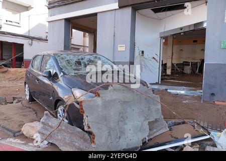 Die Folgen des Hurrikans Dana in Valencia, Spanien - verheerende Überschwemmungsfolgen in Valencia, beschädigtes Auto und Gebäude Stockfoto