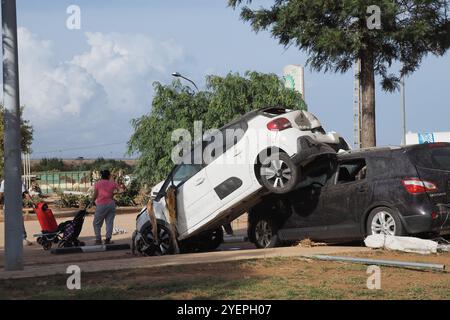 Die Folgen des Hurrikans Dana in Valencia, Spanien - Autos stapelten sich nach der verheerenden Überschwemmung in Valencia, Spanien Stockfoto