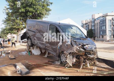 Die Folgen des Hurrikans Dana in Valencia, Spanien - verheerende Folgen von Überschwemmungen, beschädigten Lieferwagen in Valencia, Spanien Stockfoto