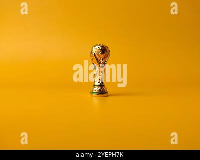 Perak, Malaysia-23. August 2024: Trophäe der Großaufnahme-Weltmeisterschaft auf gelbem Hintergrund. Stockfoto