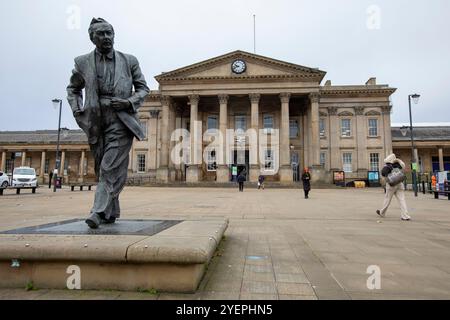 Modernisierungs- und Sanierungsarbeiten am Bahnhof Huddersfield, West Yorkshire, Vereinigtes Königreich. Der Bahnhof Huddersfield bedient die Stadt Huddersfield in West Yorkshire, England. Der Bahnhof wird von TransPennine Express verwaltet. Der Bahnhof wurde von dem Architekten James Pigott Pritchett entworfen und 1846–50 von der Firma Joseph Kaye im neoklassizistischen Stil erbaut. Er ist in Architekturkreisen bekannt für seine Fassade im klassischen Stil, mit einem Korinthischen Säulengang, der aus sechs Säulen in der Breite und zwei in der Tiefe besteht und den St. George's Square dominiert. Stockfoto