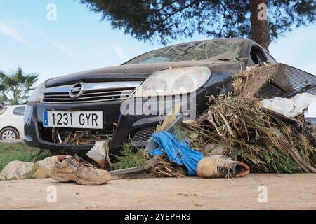 Die Folgen des Hurrikans Dana in Valencia, Spanien - verheerende Folgen von Überschwemmungen, beschädigtem Auto und Trümmern in Valencia Stockfoto