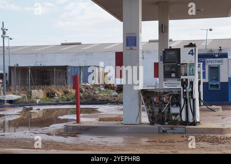 Die Folgen des Hurrikans Dana in Valencia, Spanien - zerstörte Tankstelle mit verheerenden Folgen der Überschwemmungen in Valencia Stockfoto