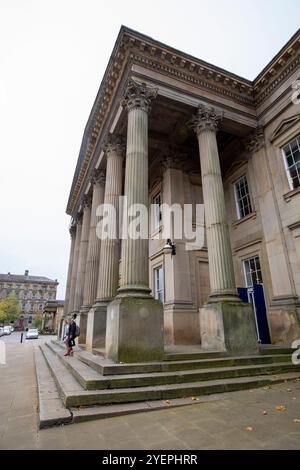 Modernisierungs- und Sanierungsarbeiten am Bahnhof Huddersfield, West Yorkshire, Vereinigtes Königreich. Der Bahnhof Huddersfield bedient die Stadt Huddersfield in West Yorkshire, England. Der Bahnhof wird von TransPennine Express verwaltet. Der Bahnhof wurde von dem Architekten James Pigott Pritchett entworfen und 1846–50 von der Firma Joseph Kaye im neoklassizistischen Stil erbaut. Er ist in Architekturkreisen bekannt für seine Fassade im klassischen Stil, mit einem Korinthischen Säulengang, der aus sechs Säulen in der Breite und zwei in der Tiefe besteht und den St. George's Square dominiert. Stockfoto