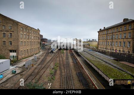 Modernisierungs- und Sanierungsarbeiten am Bahnhof Huddersfield, West Yorkshire, Vereinigtes Königreich. Der Bahnhof Huddersfield bedient die Stadt Huddersfield in West Yorkshire, England. Der Bahnhof wird von TransPennine Express verwaltet. Der Bahnhof wurde von dem Architekten James Pigott Pritchett entworfen und 1846–50 von der Firma Joseph Kaye im neoklassizistischen Stil erbaut. Er ist in Architekturkreisen bekannt für seine Fassade im klassischen Stil, mit einem Korinthischen Säulengang, der aus sechs Säulen in der Breite und zwei in der Tiefe besteht und den St. George's Square dominiert. Stockfoto