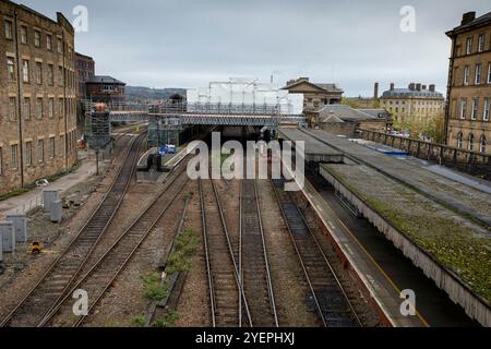 Modernisierungs- und Sanierungsarbeiten am Bahnhof Huddersfield, West Yorkshire, Vereinigtes Königreich. Der Bahnhof Huddersfield bedient die Stadt Huddersfield in West Yorkshire, England. Der Bahnhof wird von TransPennine Express verwaltet. Der Bahnhof wurde von dem Architekten James Pigott Pritchett entworfen und 1846–50 von der Firma Joseph Kaye im neoklassizistischen Stil erbaut. Er ist in Architekturkreisen bekannt für seine Fassade im klassischen Stil, mit einem Korinthischen Säulengang, der aus sechs Säulen in der Breite und zwei in der Tiefe besteht und den St. George's Square dominiert. Stockfoto