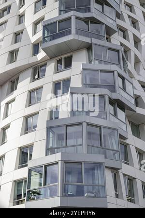 London, UK - 16. Oktober 2023 - Details der Wohnungen in Battersea haben gewellte weiße Fassadenstruktur. Architektur von Luxuswohnungen Stockfoto