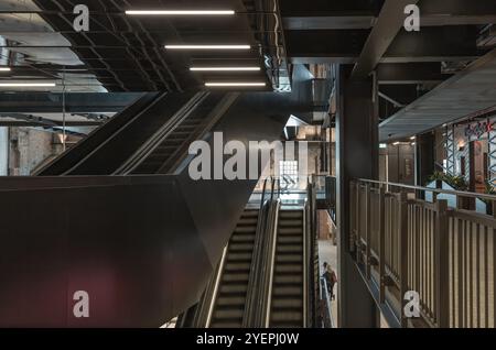 London, Großbritannien - 13. Oktober 2023 - Architekturdesign Innenausstattung der Battersea Power Station Turbine Hall A Dekor im Art déco-Stil mit Rolltreppen Stockfoto