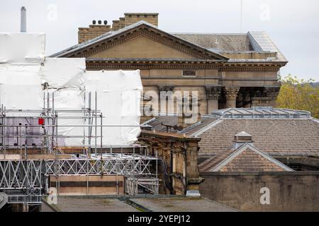 Modernisierungs- und Sanierungsarbeiten am Bahnhof Huddersfield, West Yorkshire, Vereinigtes Königreich. Der Bahnhof Huddersfield bedient die Stadt Huddersfield in West Yorkshire, England. Der Bahnhof wird von TransPennine Express verwaltet. Der Bahnhof wurde von dem Architekten James Pigott Pritchett entworfen und 1846–50 von der Firma Joseph Kaye im neoklassizistischen Stil erbaut. Er ist in Architekturkreisen bekannt für seine Fassade im klassischen Stil, mit einem Korinthischen Säulengang, der aus sechs Säulen in der Breite und zwei in der Tiefe besteht und den St. George's Square dominiert. Stockfoto