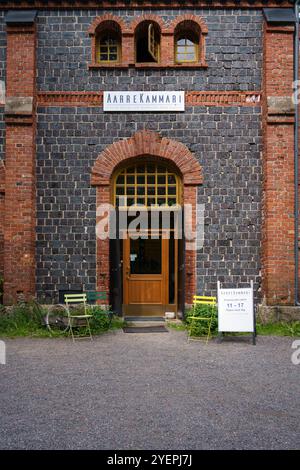 Raasepori, Finnland. 13. Juli 2024 - Eintritt in Aarrekammari, ein kleines Kunsthandwerksgeschäft in Fiskars Village. Stockfoto