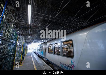 Modernisierungs- und Sanierungsarbeiten am Bahnhof Huddersfield, West Yorkshire, Vereinigtes Königreich. Der Bahnhof Huddersfield bedient die Stadt Huddersfield in West Yorkshire, England. Der Bahnhof wird von TransPennine Express verwaltet. Der Bahnhof wurde von dem Architekten James Pigott Pritchett entworfen und 1846–50 von der Firma Joseph Kaye im neoklassizistischen Stil erbaut. Er ist in Architekturkreisen bekannt für seine Fassade im klassischen Stil, mit einem Korinthischen Säulengang, der aus sechs Säulen in der Breite und zwei in der Tiefe besteht und den St. George's Square dominiert. Stockfoto