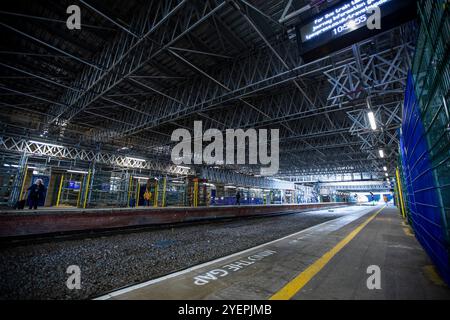 Modernisierungs- und Sanierungsarbeiten am Bahnhof Huddersfield, West Yorkshire, Vereinigtes Königreich. Der Bahnhof Huddersfield bedient die Stadt Huddersfield in West Yorkshire, England. Der Bahnhof wird von TransPennine Express verwaltet. Der Bahnhof wurde von dem Architekten James Pigott Pritchett entworfen und 1846–50 von der Firma Joseph Kaye im neoklassizistischen Stil erbaut. Er ist in Architekturkreisen bekannt für seine Fassade im klassischen Stil, mit einem Korinthischen Säulengang, der aus sechs Säulen in der Breite und zwei in der Tiefe besteht und den St. George's Square dominiert. Stockfoto