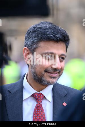 Zubir Ahmad Abgeordneter (Labor: Glasgow South West) auf College Green, Westminster, wird nach dem ersten Haushalt der neuen Labour-Regierung am 30. Oktober interviewt Stockfoto