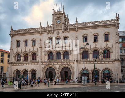 Lissabon, Portugal - 24. Oktober 2024: Der Bahnhof Rossio befindet sich auf dem Rossio-Platz im Zentrum der Stadt. Stockfoto