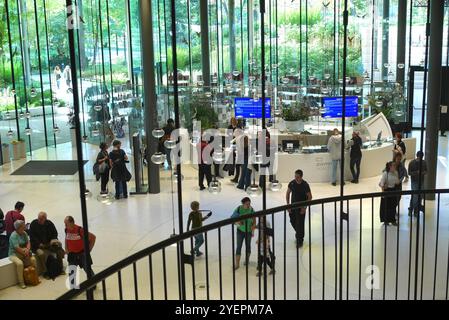 Das Foyer des Hauses der Musik, entworfen von Sou Fujimoto, Teil des Liget-Projekts, Varosliget, Stadtpark, Budapest, Ungarn Stockfoto