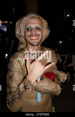 West Holllywood, Kalifornien, USA 31. Oktober 2024 Oogie Boogie Kostüm aus dem Albtraum vor Weihnachten im West Hollywood Halloween Carnaval am Santa Monica Blvd am 31. Oktober 2024 in West Hollywood, Kalifornien, USA. Foto: Barry King/Alamy Live News Stockfoto