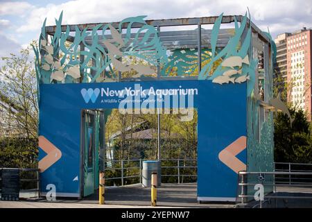 Dieses Bild zeigt den Eingang des New York Aquariums, ein Teil der Wildlife Conservation Society. Stockfoto