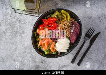 Buchweizensalat mit Kapern, Lachs und Gurken. Konzept für gesunde Ernährung Stockfoto