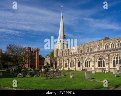 Dekanerturm und St. Marys Kirche in der Stadt Hadleigh, Suffolk; der Turm stammt aus dem Jahr 1495, die frühesten Teile der Kirche stammen aus dem 13. Jahrhundert Stockfoto