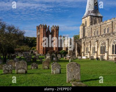 Dekanerturm und St. Marys Kirche in der Stadt Hadleigh, Suffolk; der Turm stammt aus dem Jahr 1495, die frühesten Teile der Kirche stammen aus dem 13. Jahrhundert Stockfoto