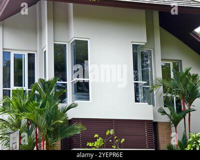 Detaillierte Sicht auf Fenster, Türen und Balkone von Stadtgebäuden Stockfoto