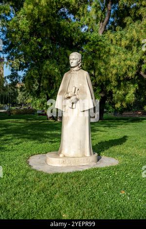 Statue des tschechischen feministischen Schriftstellers Eliška Krásnohorská auf dem Karlplatz (tschechisch Karlovo náměstí), einem Stadtplatz in der Neustadt von Prag, Tschechien Stockfoto