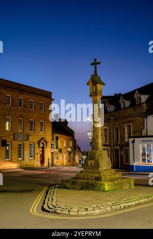 Das Market Square Cross bei Tagesanbruch im Oktober. Wold, Cotswolds, Gloucestershire, England Stockfoto