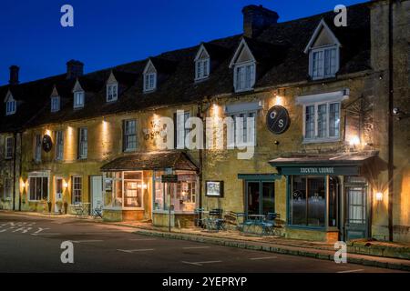 Das Old Stocks Inn bei Sonnenaufgang. Stall on the Wold, Gloucestershire, Cotswolds, England Stockfoto