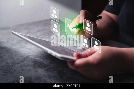 Frauen nutzen digitale Tablets für eine partnerschaftliche Zusammenarbeit, um durch Networking Mehrwert zu schaffen. Beziehungen und Teamarbeit. Stockfoto