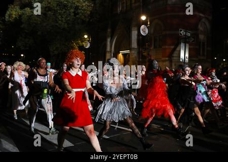 Die „Thriller“-Tänzer sind bei der New Yorker Halloween-Parade ein absolutes muss. Die 51. Annual Village Halloween Parade fand in New Yorks West Village statt und marschierte die Sixth Avenue in Manhattan hinunter. Das diesjährige Thema „Meow“ lud die Teilnehmer ein, sich mit Katzenkostümen auseinanderzusetzen und eine große Auswahl an Katzenkostümen zu präsentieren. Livemusik und Aufführungen tragen zur festlichen Atmosphäre bei. In diesem Jahr nahm die Parade nur wenige Tage vor den Präsidentschaftswahlen einen politischen Ton an, und Kostüme karikierten den republikanischen Kandidaten Donald Trump. (Foto: Apolline Guillerot-Malick/SOPA Images/SIPA U Stockfoto