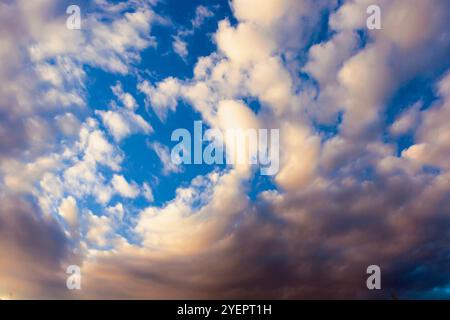 Dynamischer Himmel mit fließenden Wolken und blauem Hintergrund Stockfoto