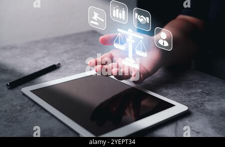 Justiz und Recht. Juristinnen, Geschäftsfrau, die eine holografische Schnittstelle des Law Innovation Network besitzt, während sie ein digitales Tablet verwendet. Stockfoto