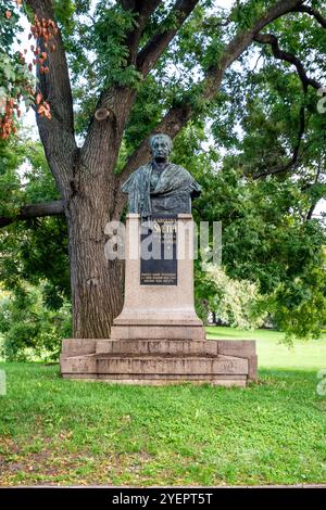 Statue der tschechischen Autorin Karolina Světlá auf dem Karlsplatz (tschechisch Karlovo náměstí), einem Stadtplatz in der Neustadt Prag, Tschechien Stockfoto