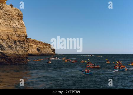 Touristen Kajak im Meer, südlich von Portugal Stockfoto