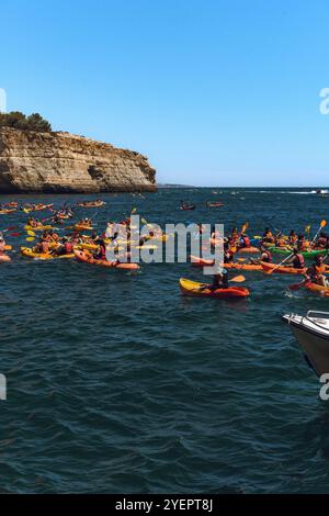 Touristen Kajak im Meer, südlich von Portugal Stockfoto