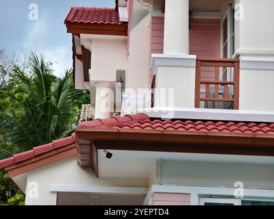 Detaillierte Sicht auf Fenster, Türen und Balkone von Stadtgebäuden Stockfoto
