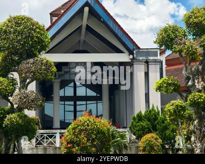 Detaillierte Sicht auf Fenster, Türen und Balkone von Stadtgebäuden Stockfoto