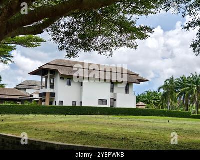 Detaillierte Sicht auf Fenster, Türen und Balkone von Stadtgebäuden Stockfoto