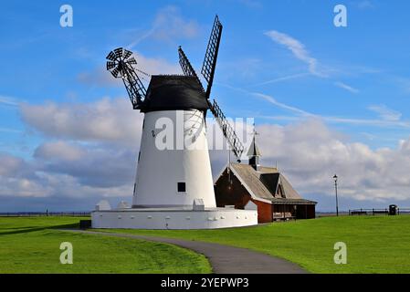 In Großbritannien: Windmühle von Lytham bei Sonnenlicht im Herbst Stockfoto