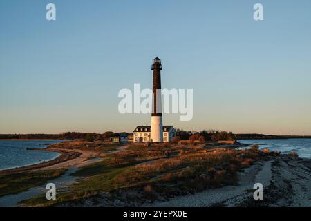 Sõrve Leuchtturm vor blauem Himmel bei Sonnenuntergang, Saaremaa Estland Stockfoto