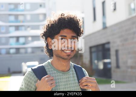 Porträt eines jungen Mannes mit Rucksack in der Stadt Stockfoto